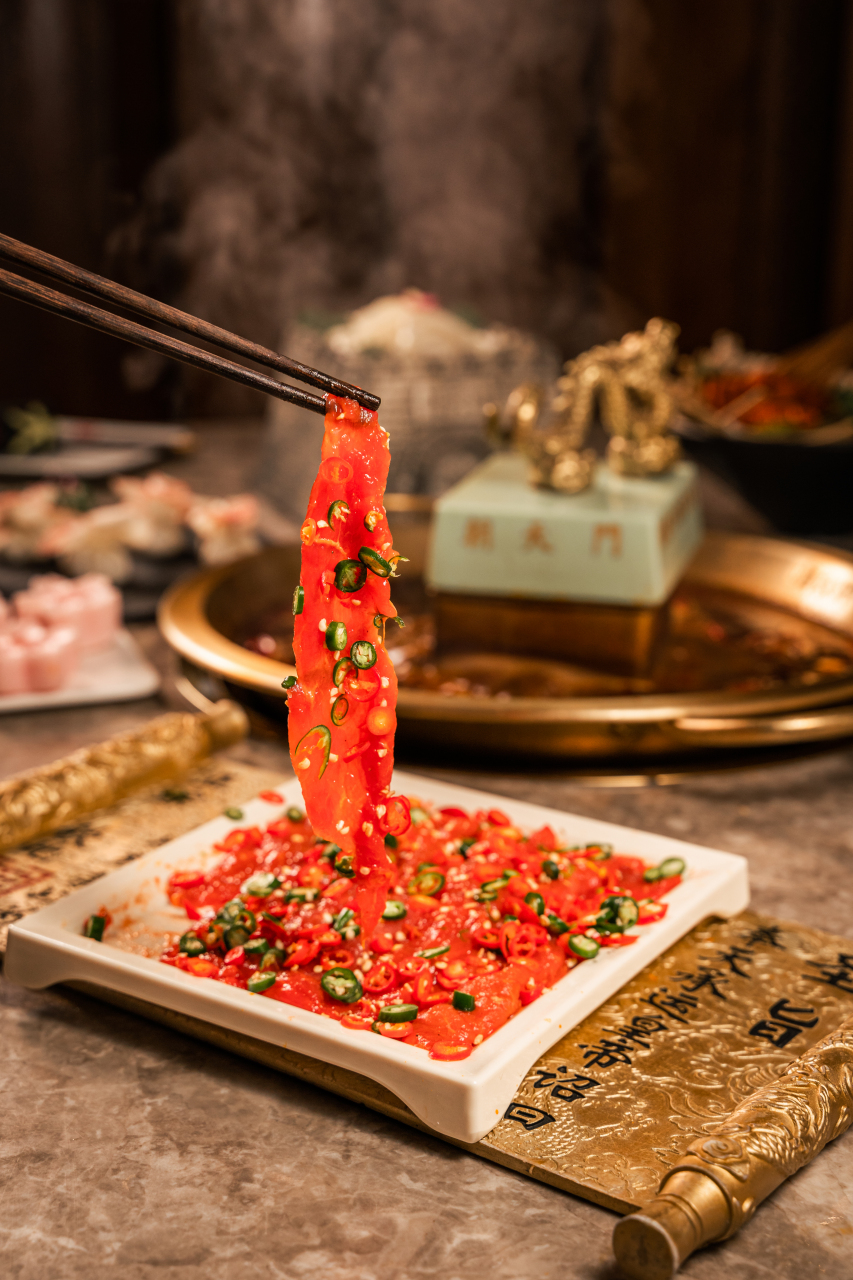 火锅满足了食材多样性和口味丰富的特点,锅底上,有麻辣锅,清汤锅,番茄