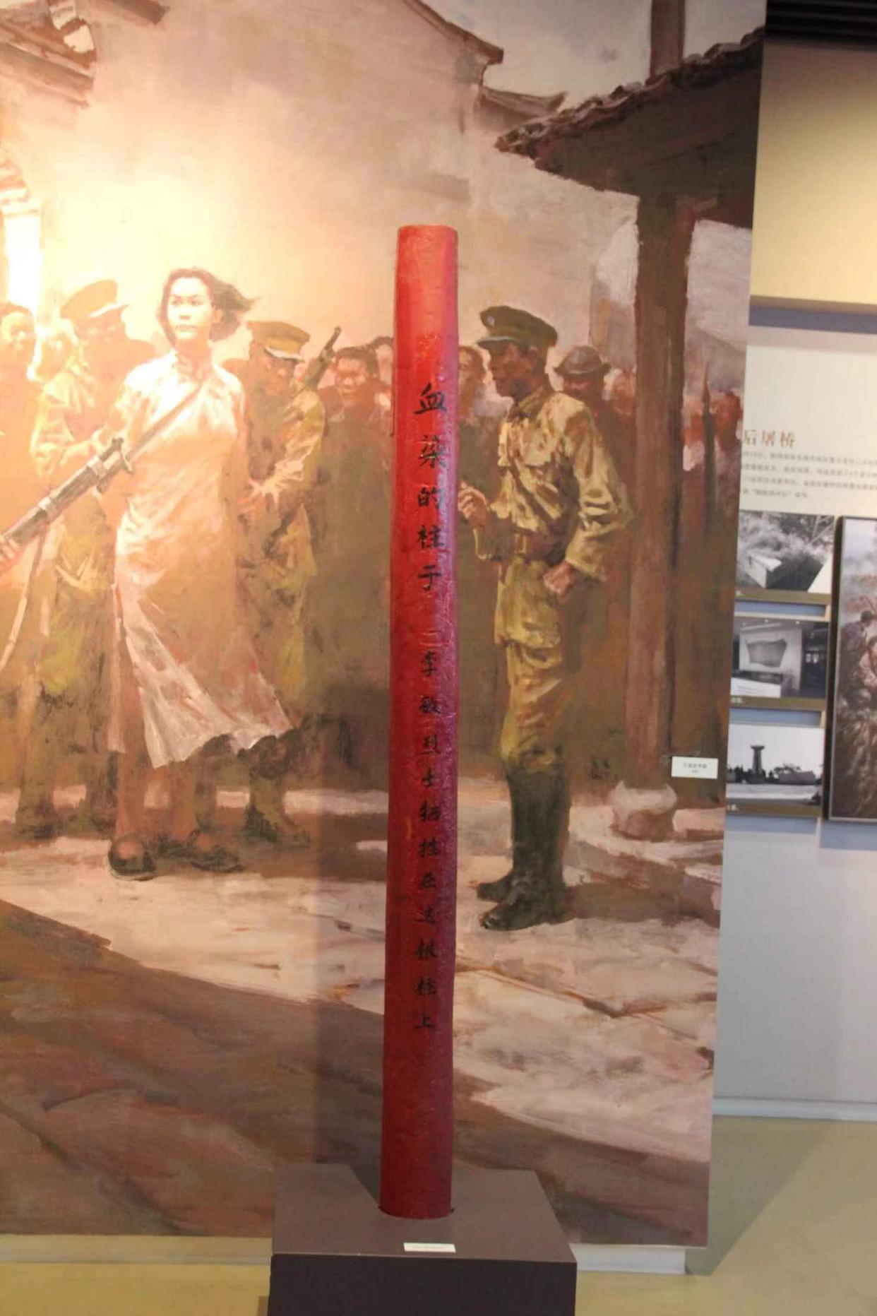 1944年,女战士李敏被绑在木架上,面对敌人的严刑拷打.