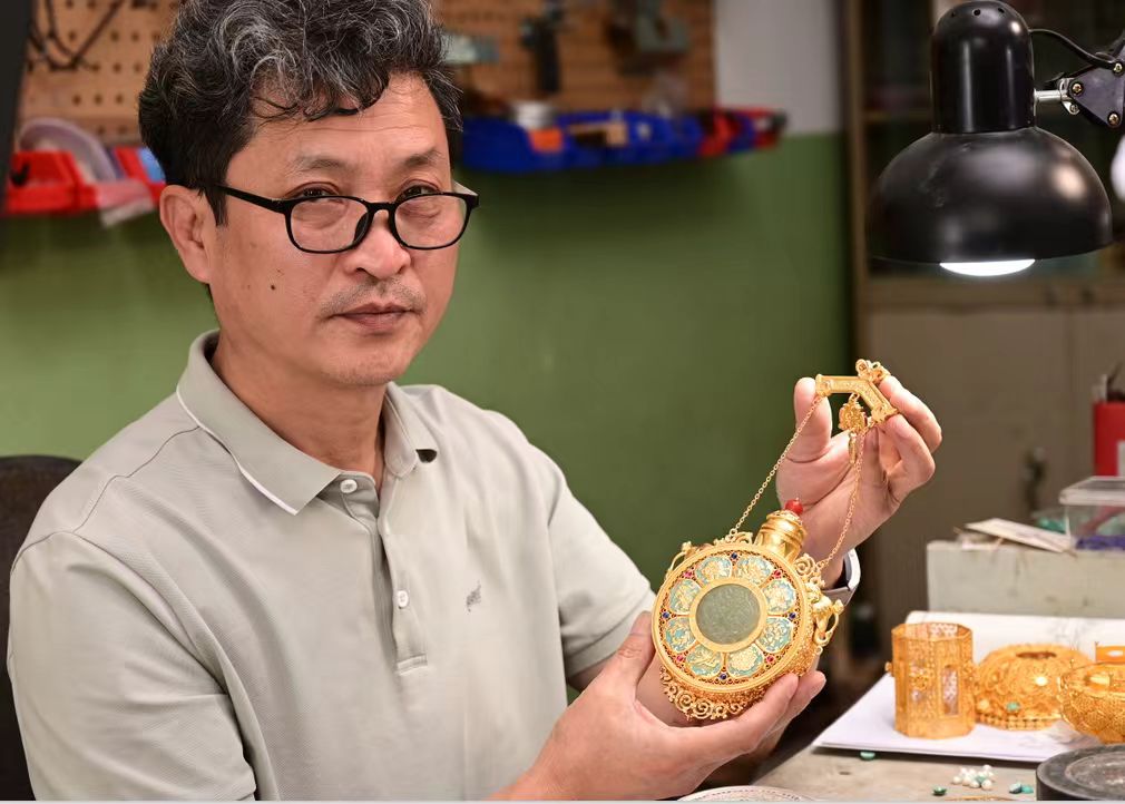 有"当代宫廷造办袁长君花丝制作工具袁长君大师花丝镶嵌工匠链瓶工艺