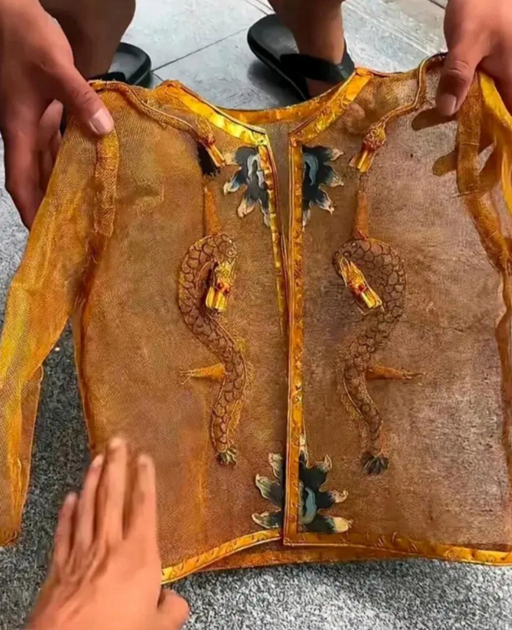 难道这是传说中的金缕衣吗?现在价值多少钱呢?