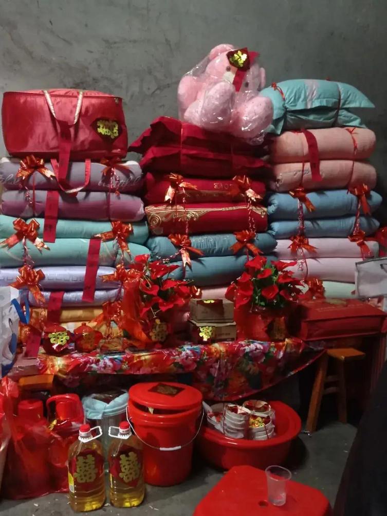 记得有一次,我回老家参加亲戚的婚礼,看到床上摆的被子,有人说结婚