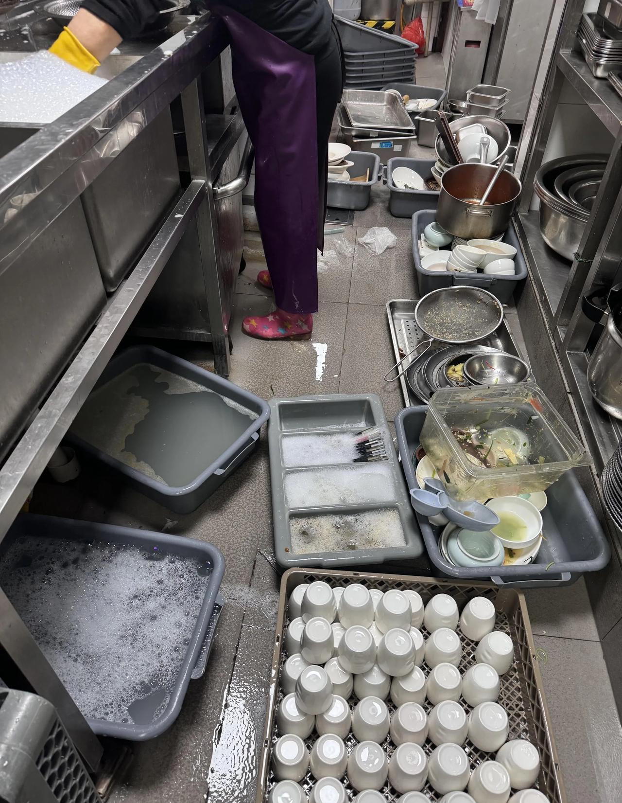 我婆婆最近找了一份饭店洗碗的工作,去应聘的时候说的好好的包吃包住