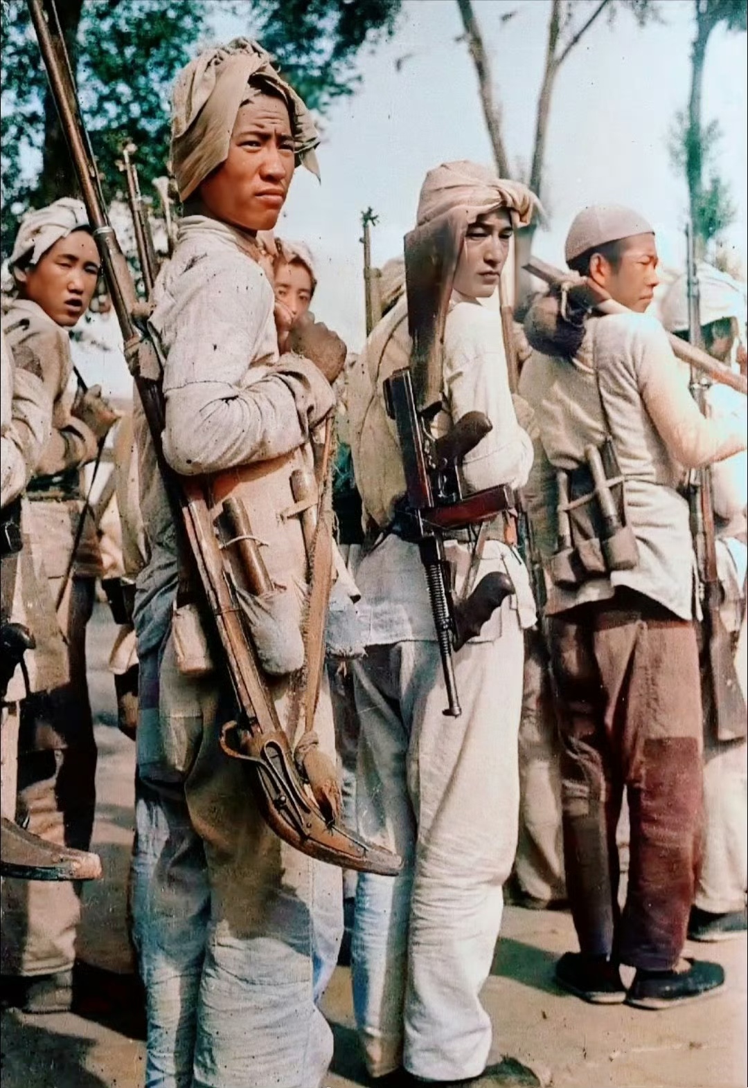 1944年,陕北延安,美国记者福尔曼拍摄的八路军游击队战士,大家的打扮