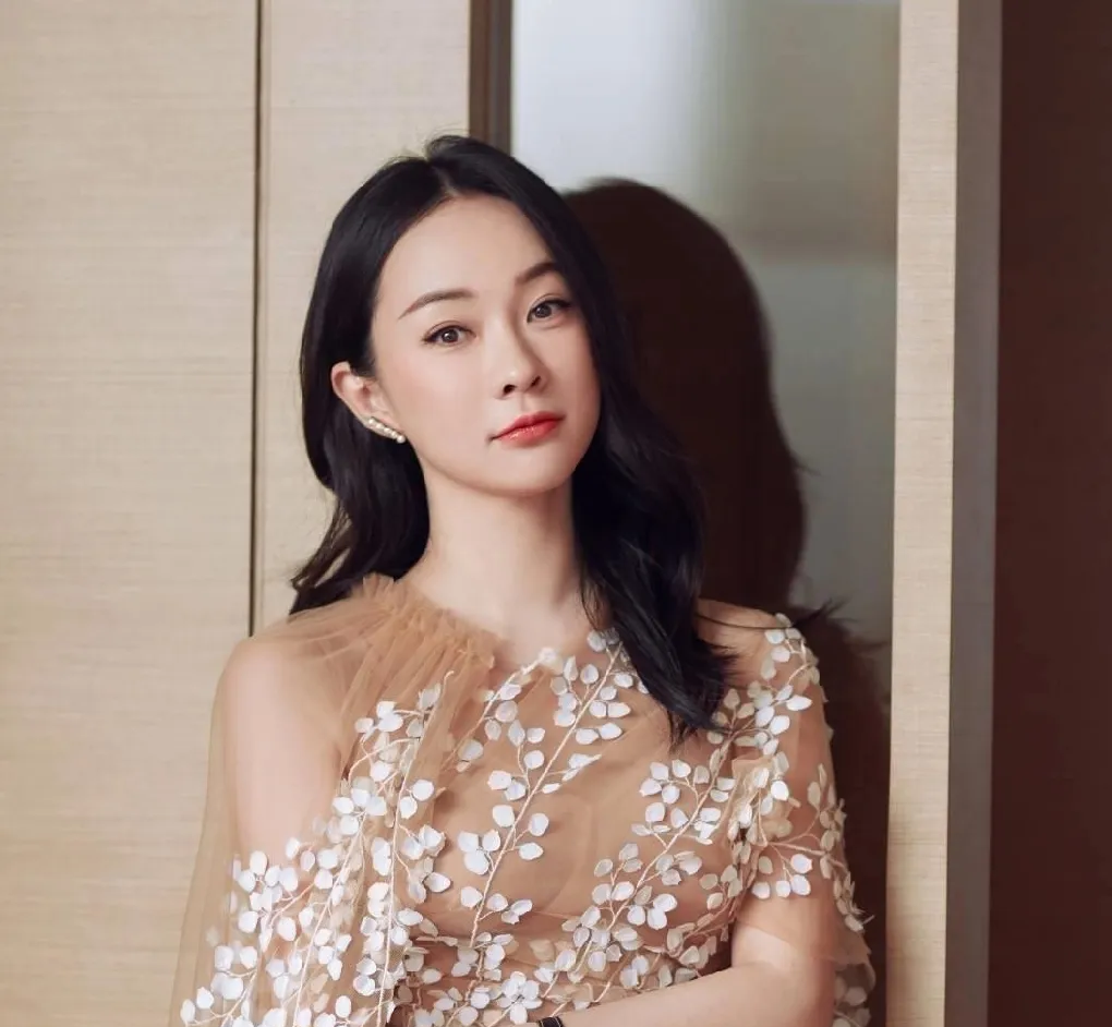 3月7日,霍思燕与杜江在社交平台上同步发文,时间间隔仅一分,操作顺序