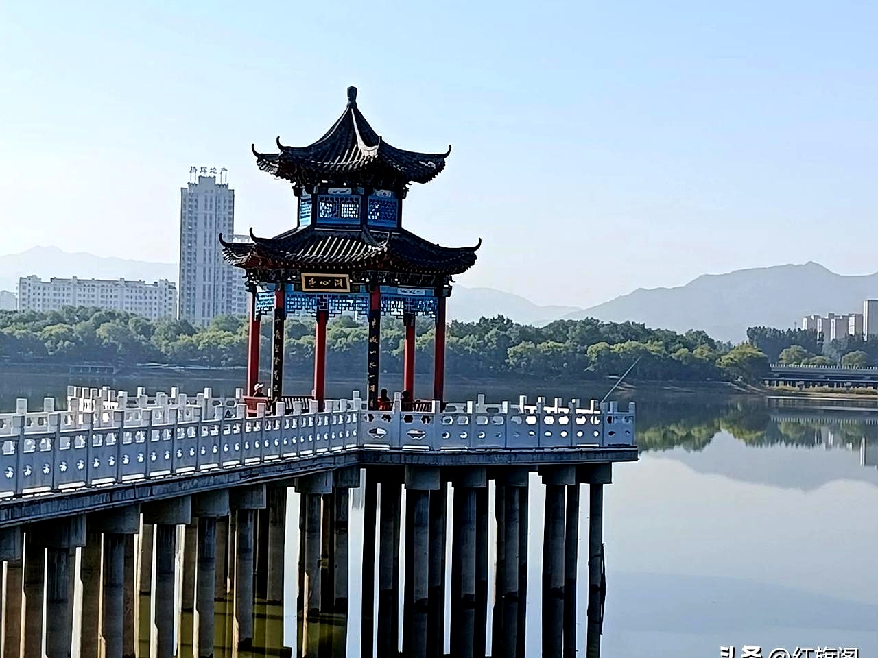 " 妈说:"这么晚了,外面还热着呢,还要出去啊?