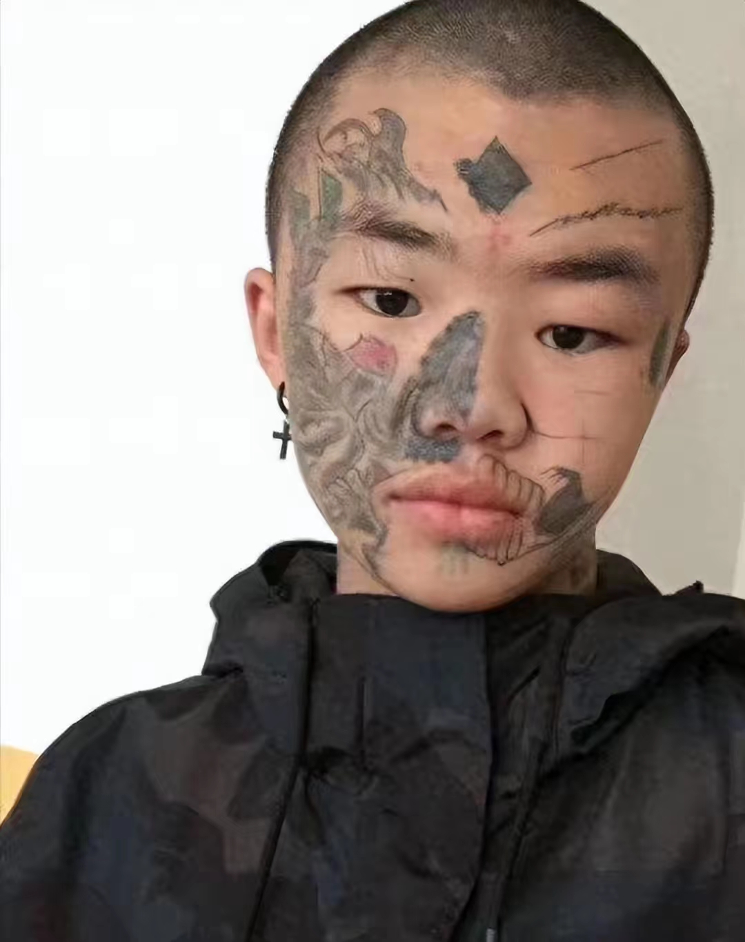 四川14岁少年满脸纹身被父亲赶出家门,找不到工作,如今怎样了?