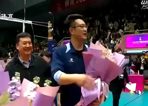 天津女排,不管什么原因吧,今年联赛得了第四名,拿了个铁牌,成绩很差
