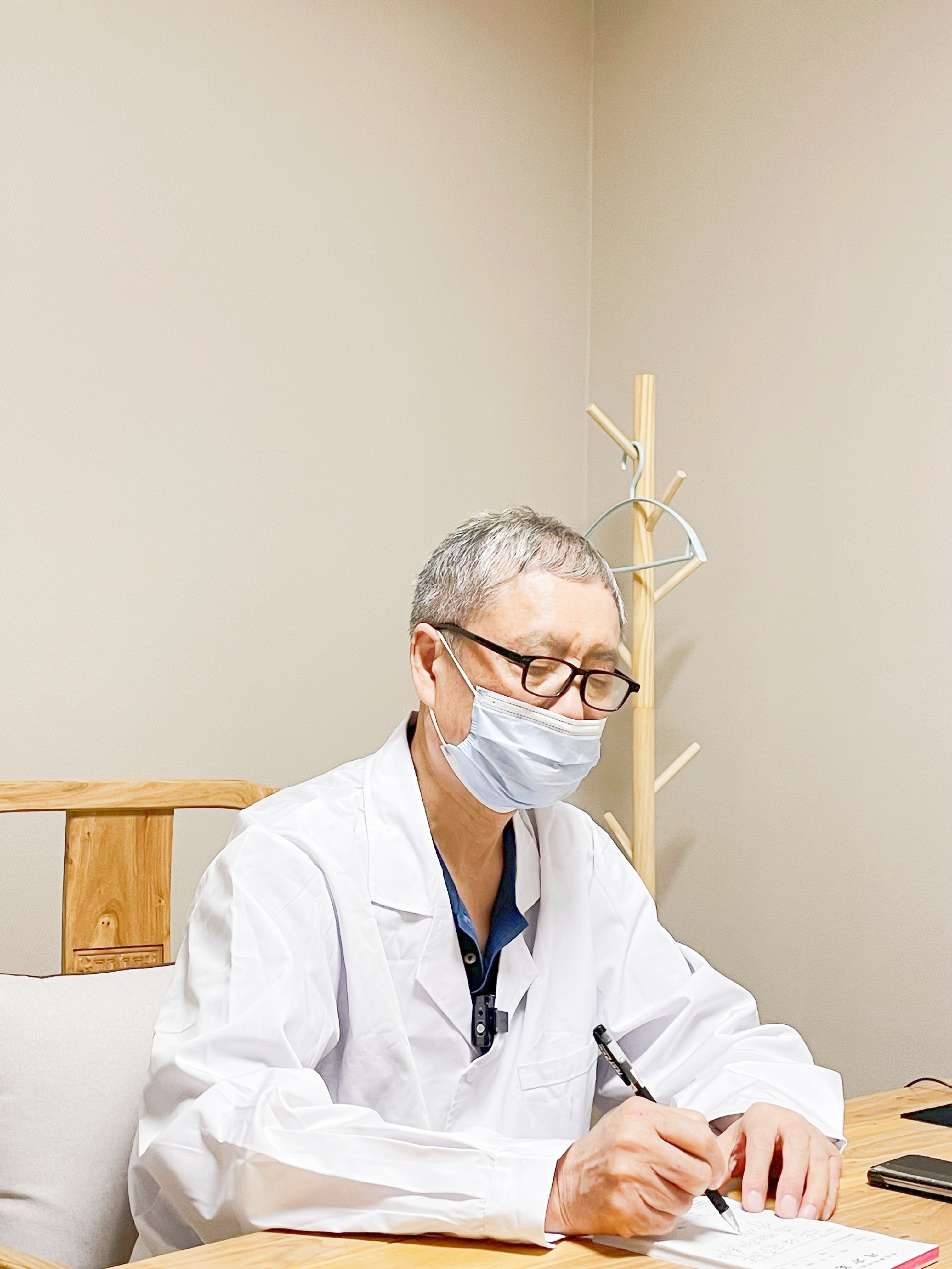 中草药成千上万种,相似药效的也比较多,根据患者的