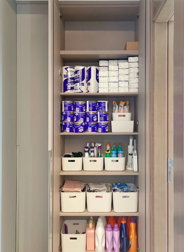作为一个深度强迫症患者,在装修前就特意规划好了一个储物间,专门