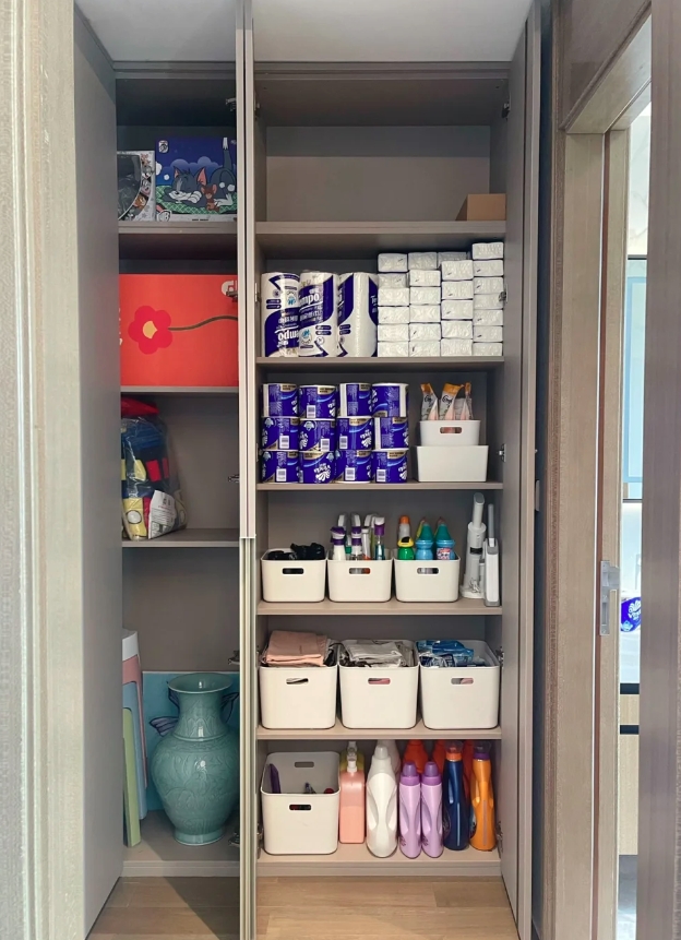 作为一个深度强迫症患者,在装修前就特意规划好了一个储物间,专门