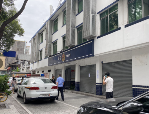 男子打赏女主播400万自己啃馒头,显得十分荒唐