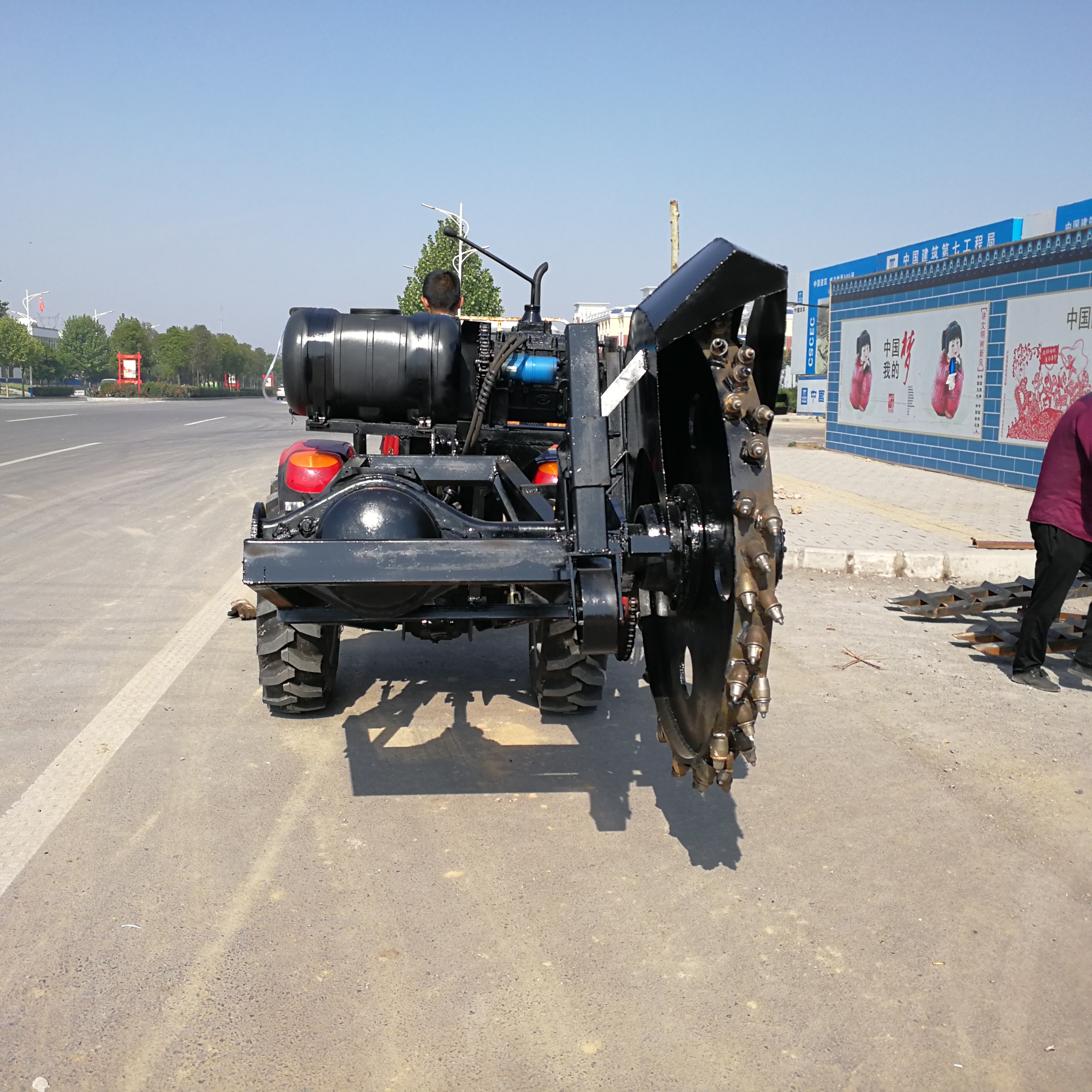 路边石开槽机一般是用于水稳层路面开沟,所以不需要马力特别大,80马力