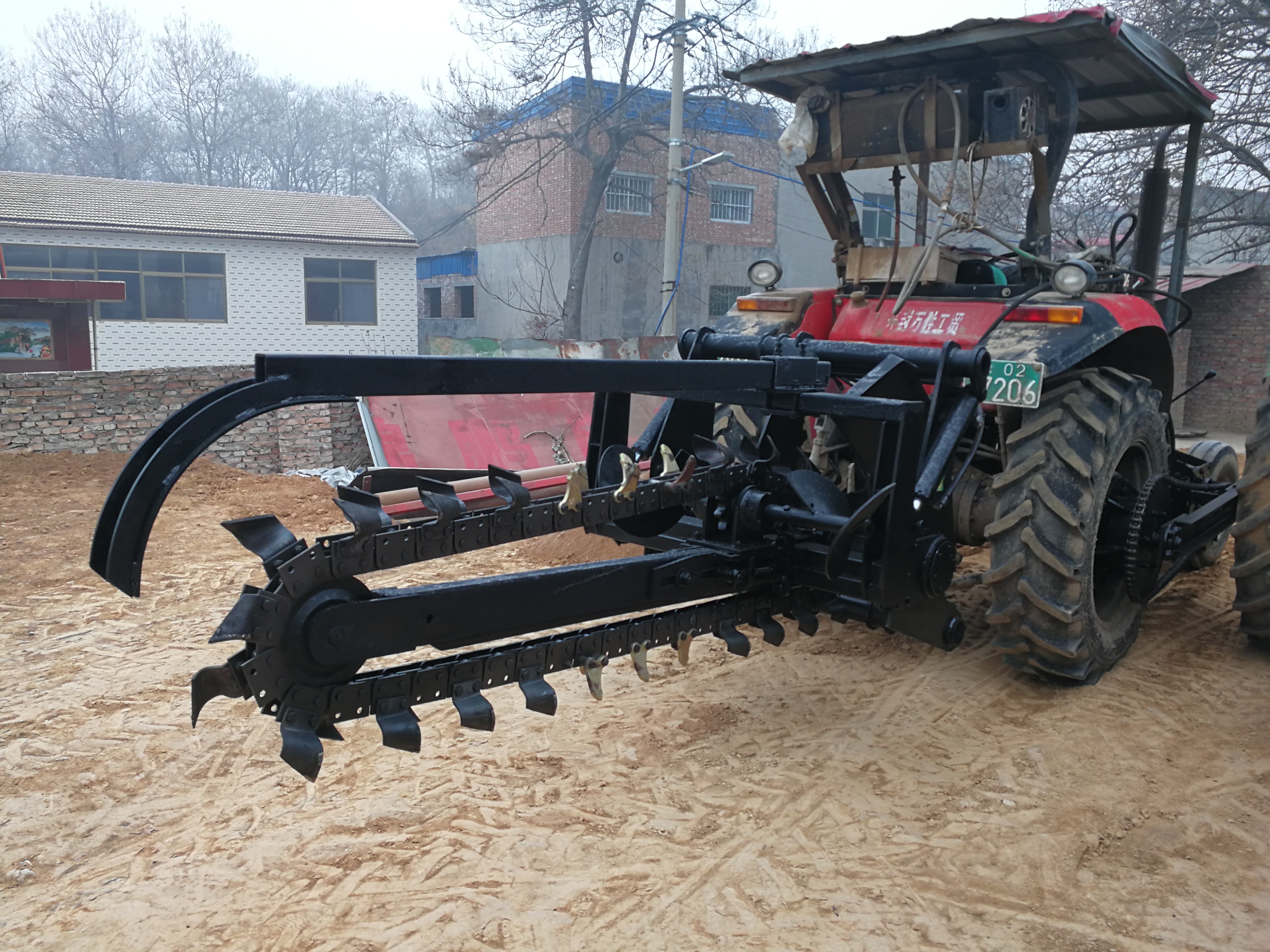 拖拉机带链条式开沟机是一种实用的农业及工程机械设备,它是在普通