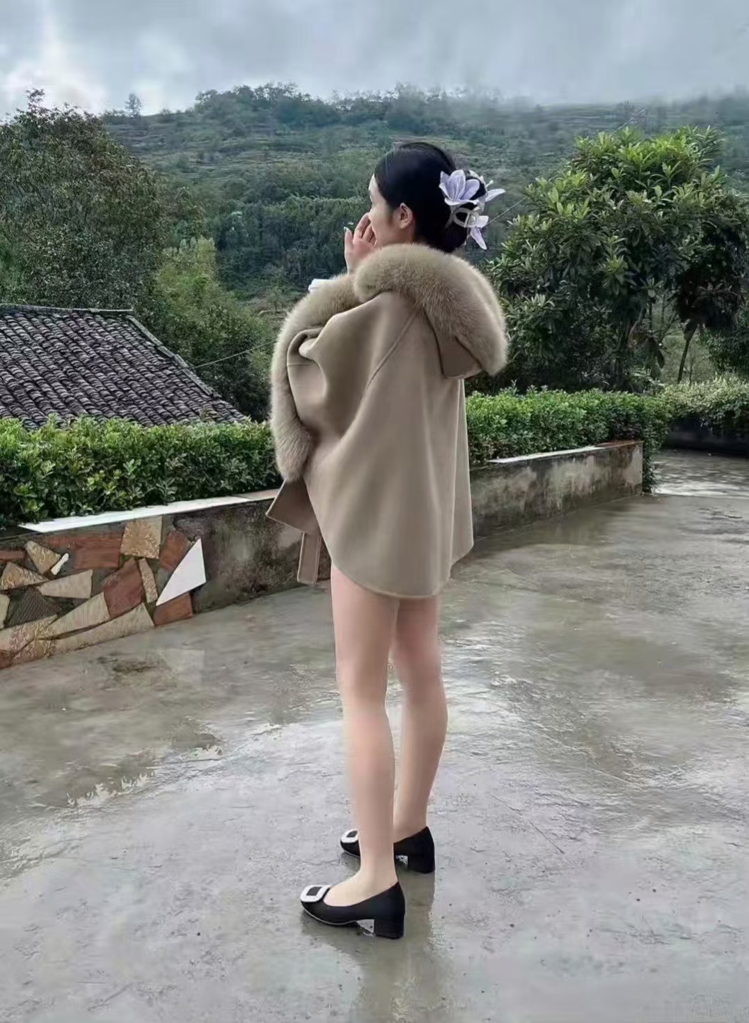 隔壁村的小姐姐从广东打工回来了,早上见到她的时候