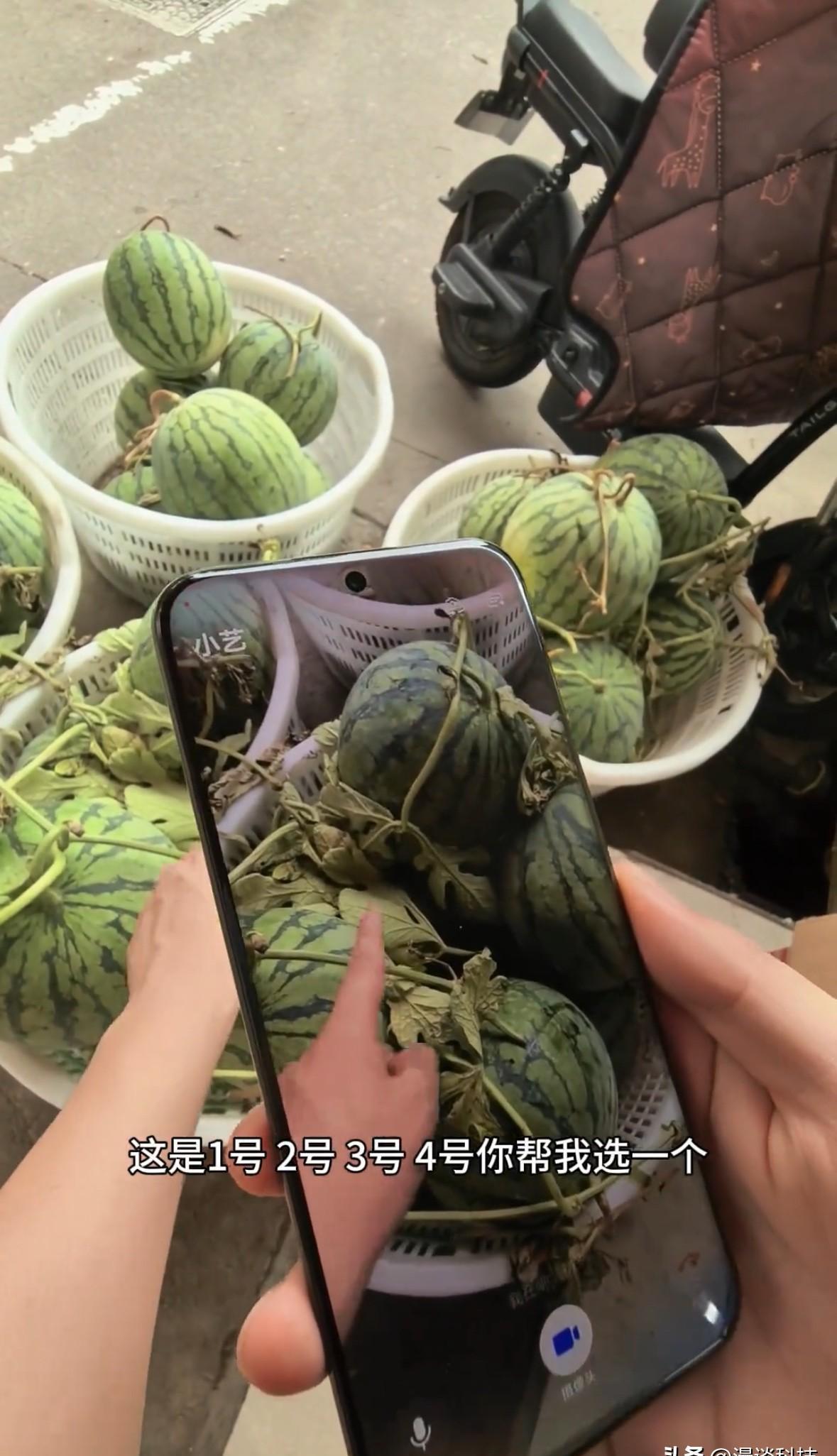 小艺从四个西瓜中选择了一个,结果果然又红又甜,这或许正是科技进步所