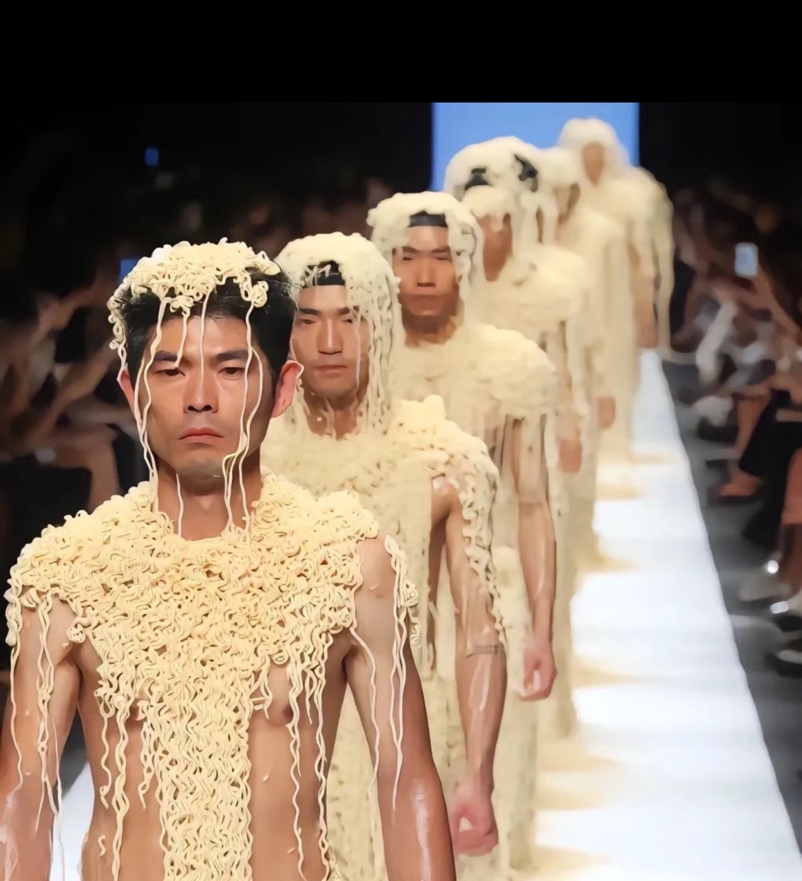 这是某t台上的男模服装走秀.真是世界之大,无奇不有!