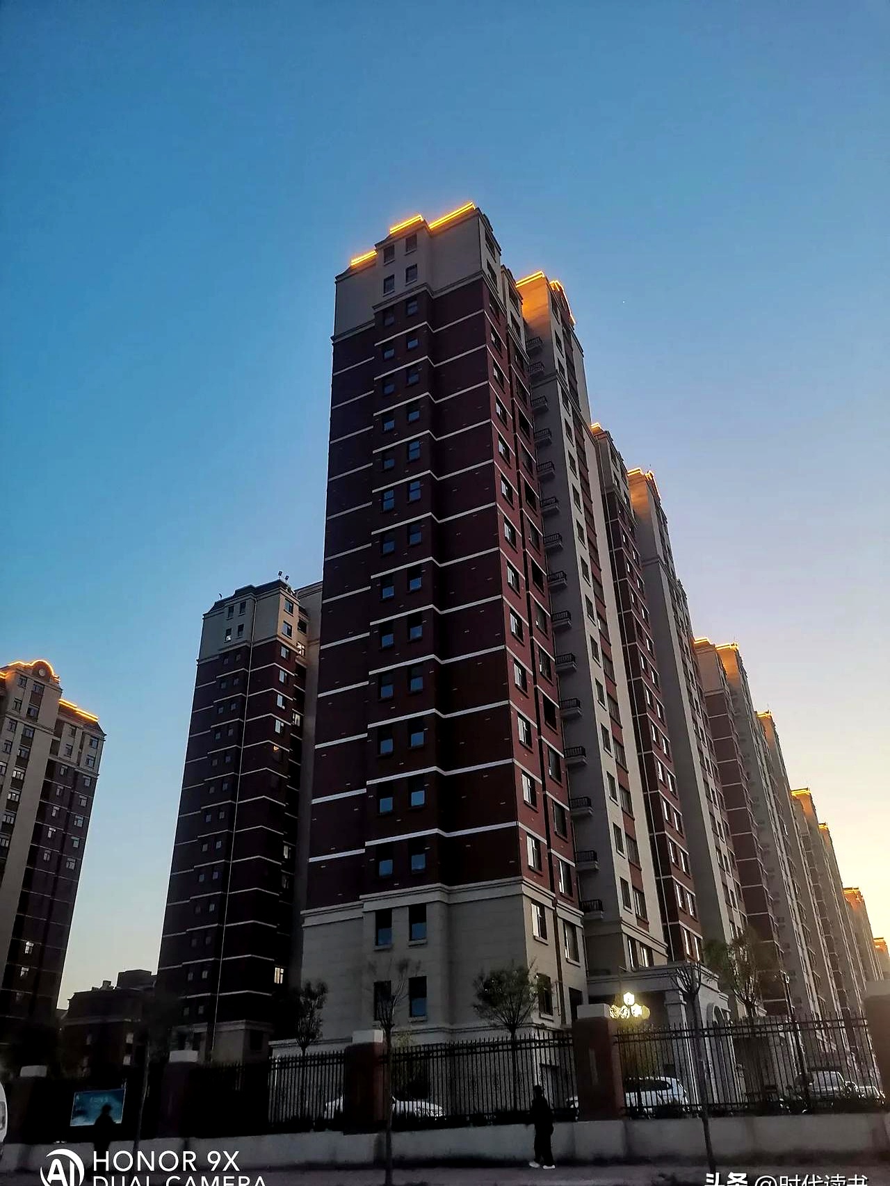 昨天大学同桌打电话,说他老婆在家摔伤了,全身骨折