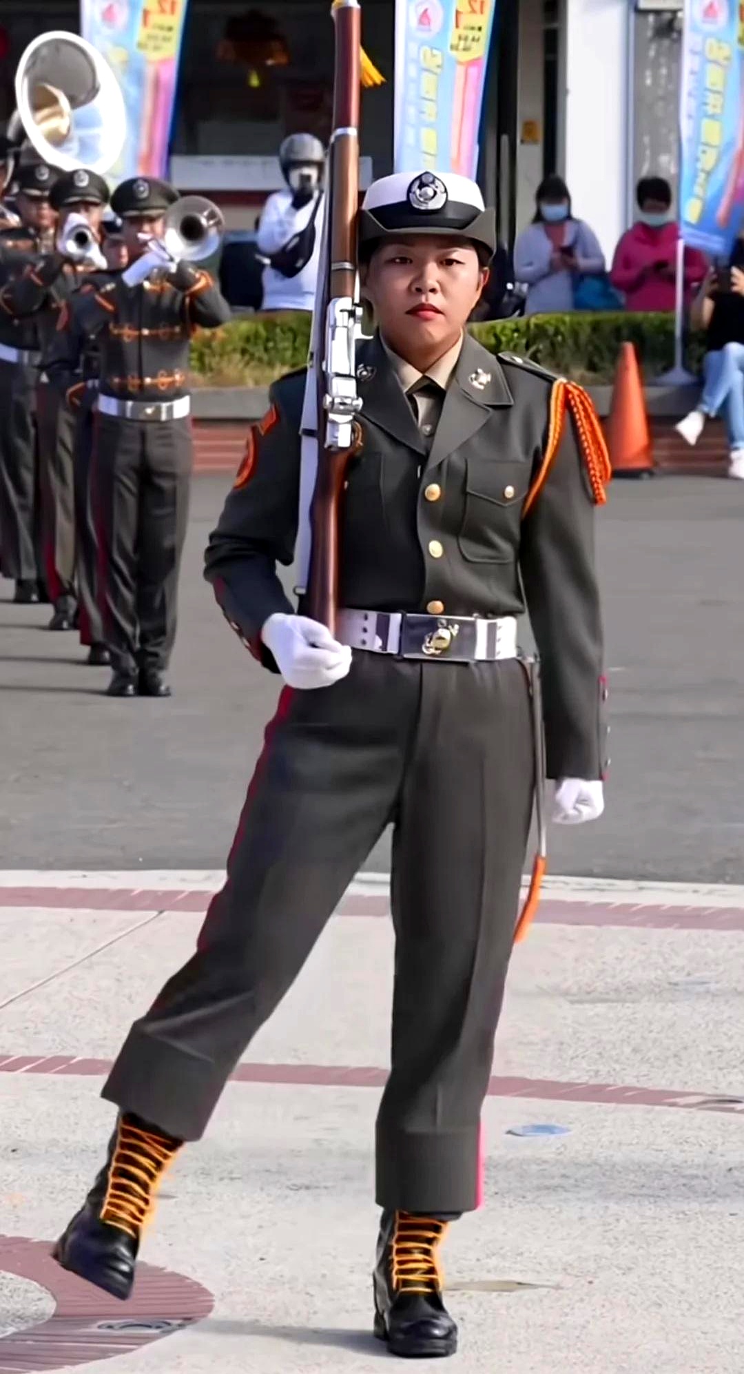 瞧这台湾女兵,身形娇小像个小土豆,两条腿跑得飞快,这是在躲避什么呢?