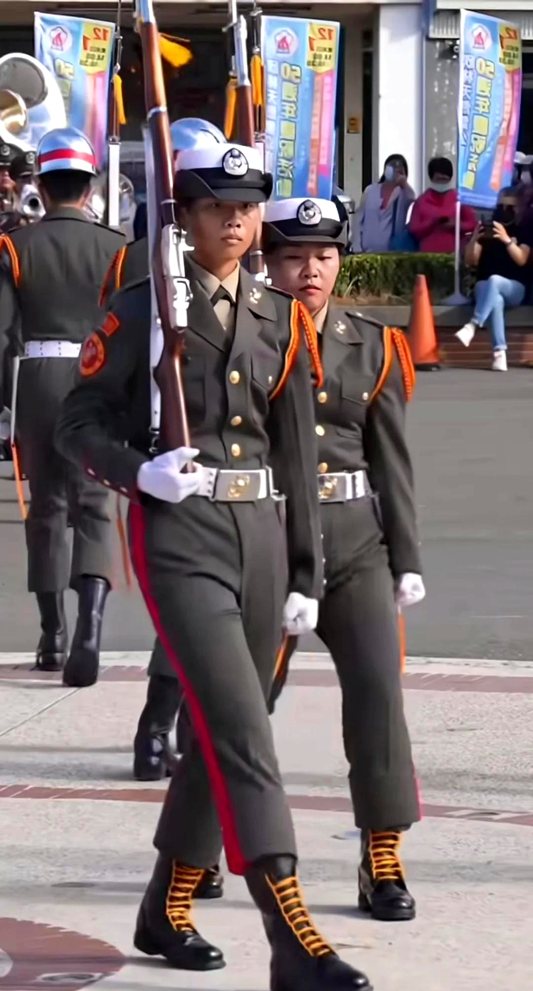 瞧这台湾女兵,身形娇小像个小土豆,两条腿跑得飞快,这是在躲避什么呢?