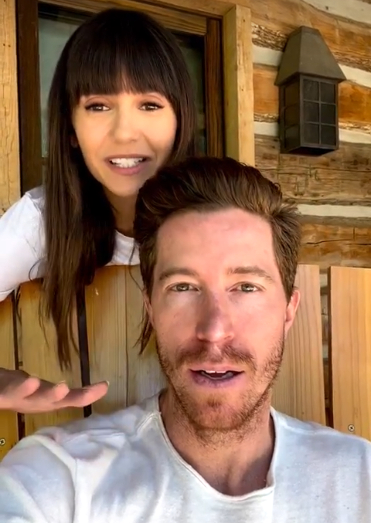 吸血鬼日记主演妮娜杜波夫 因为车祸所以在家养伤 如今胖了一点确实