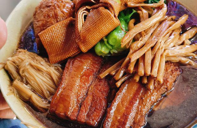 徐州人,我怎能不提及我们那让人垂涎三尺的家乡特产——徐州把子肉呢?