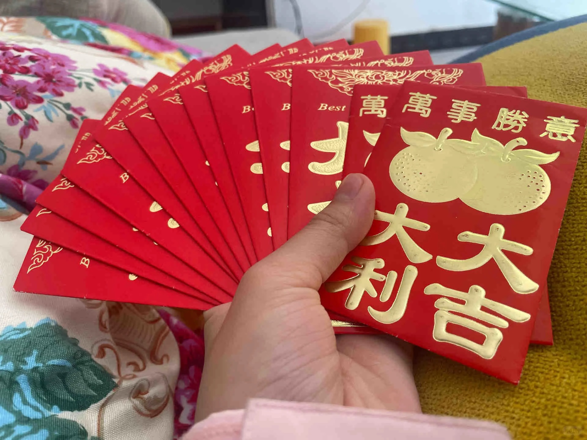 俩研究了十分钟才发现要互加微信港版钱包,最后各塞了张现金红包了事