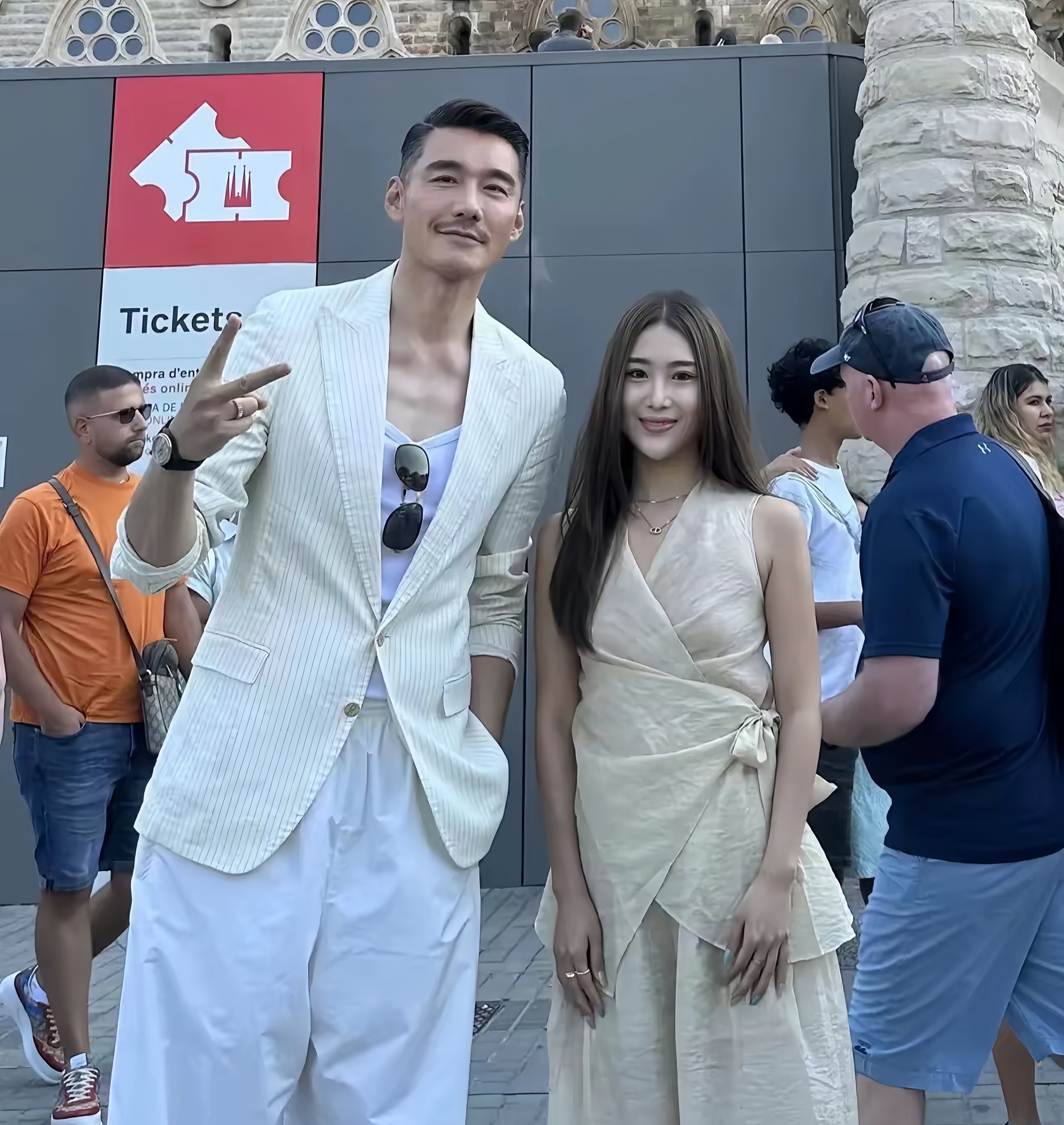 胡兵与身高一米八的女模特合影!