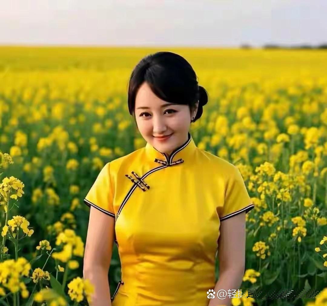 近日杨钰莹穿黄旗袍在油菜花田的写真曝光咯!