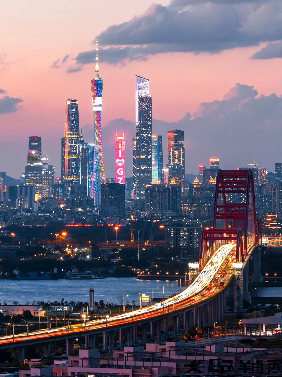 元旦前夕,城市被节日的氛围装点得五彩斑斓