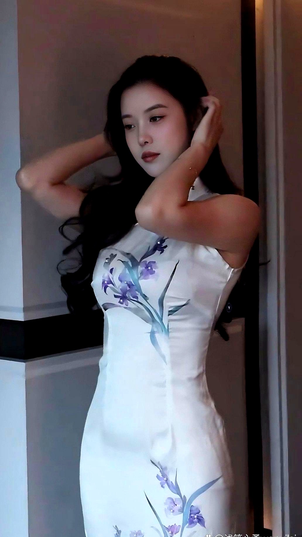 素锦旗袍裁雅韵,兰花纹饰清幽. 丽人亭亭立琼楼