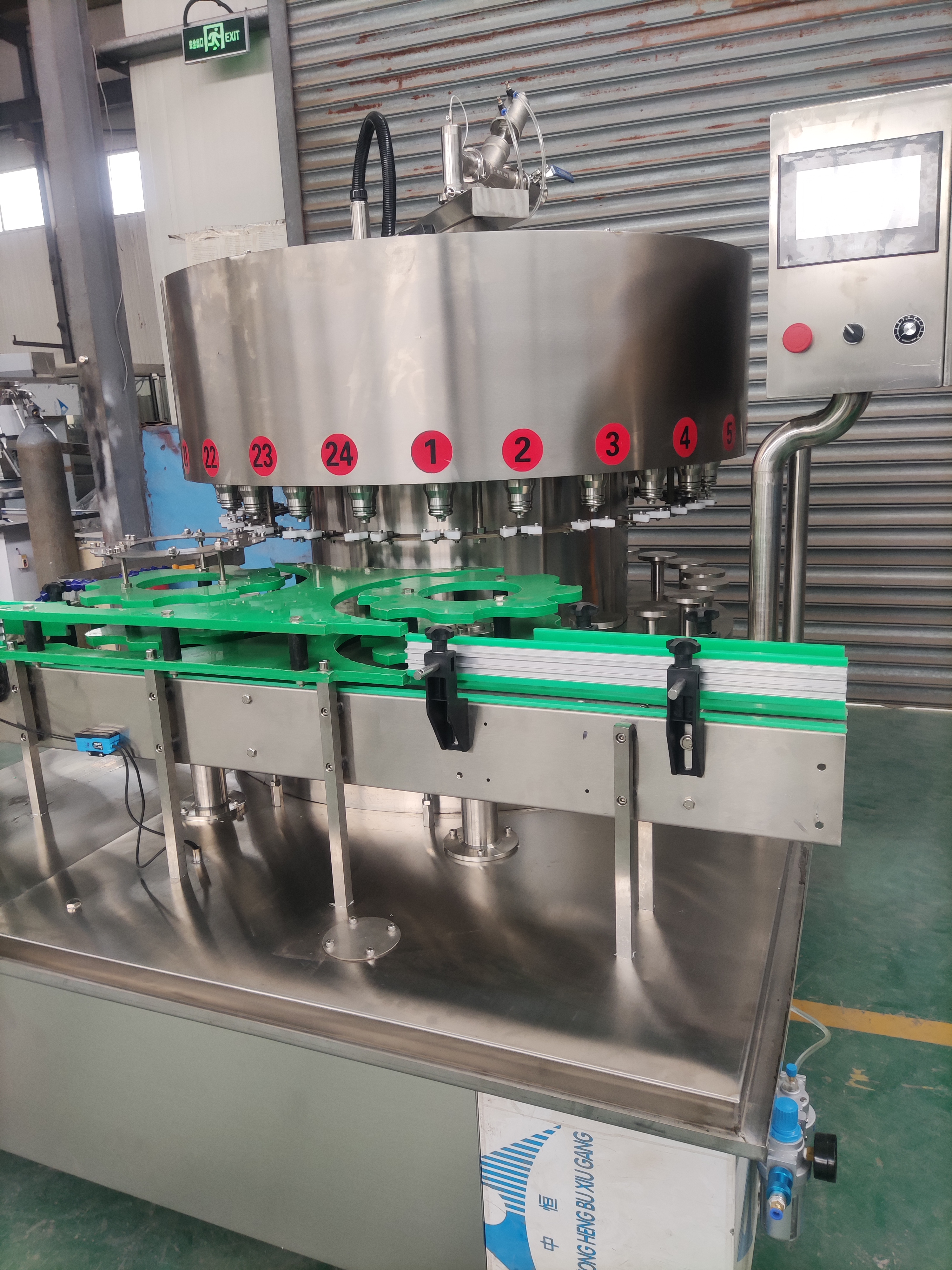 白酒灌装机采用不锈钢机身,结构紧凑,控制系统完善,操作方便,自动化