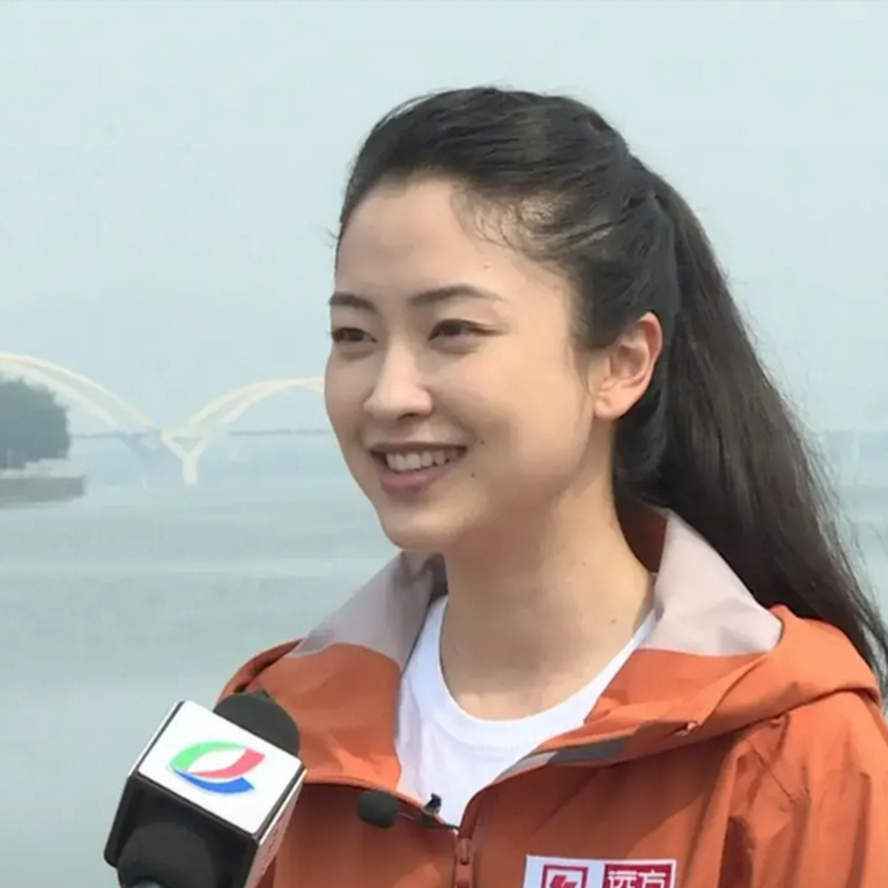 唐天娇,《远方的家》外景主持人,不仅青春靓丽,知性大方,而且待人接物