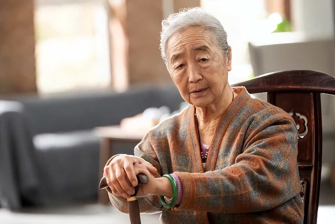 我每月退休工资5000,却连两块钱一斤的青菜都舍不得