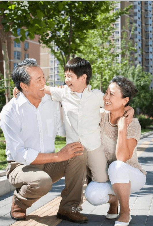 1,体谅老人带孩子辛苦,下班回家会帮着干家务带孩子,让老人可以休息