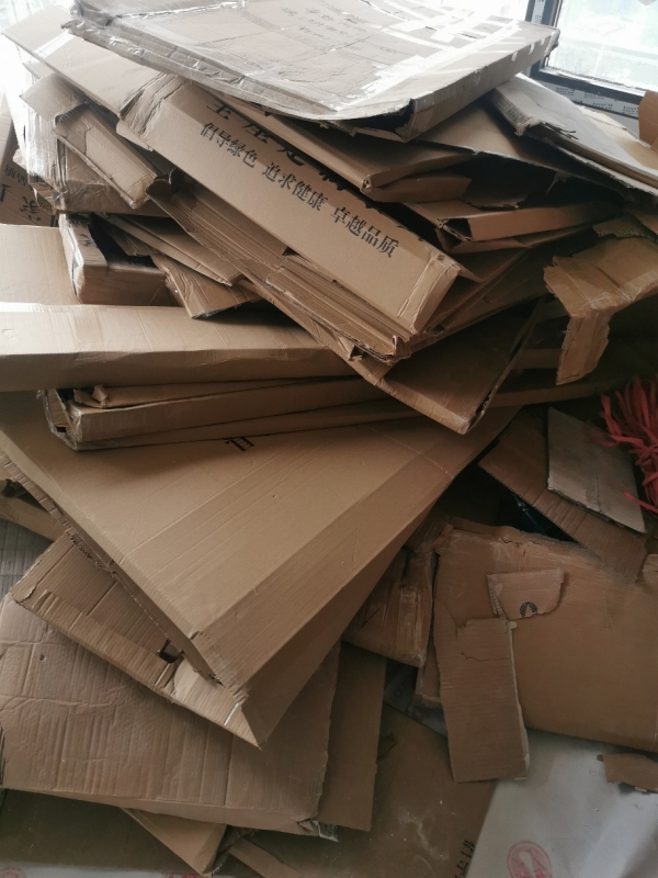 河南郑州,一大妈趁人不备进入业主正在装修的房子准