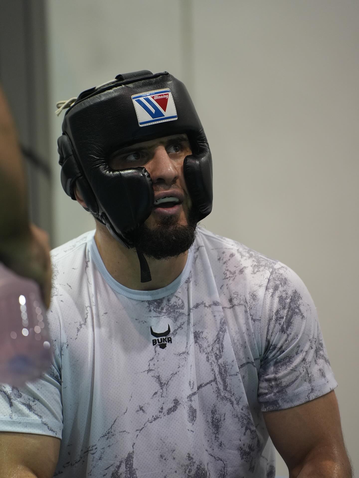 为备战ufc322已经抵达美国的马哈切夫今天发图和视频回顾了他在迪拜