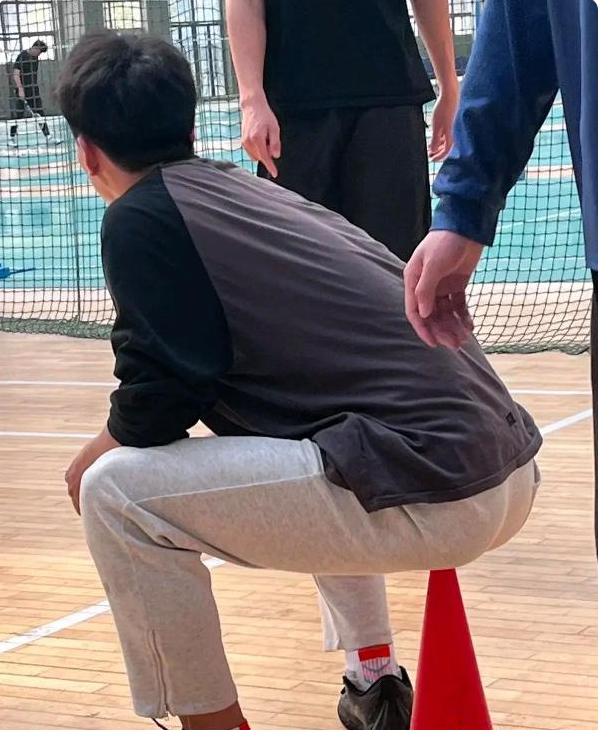 羽毛球馆,就看到了一个小哥哥正坐着休息,不禁惊呆了,这也能当凳子坐?