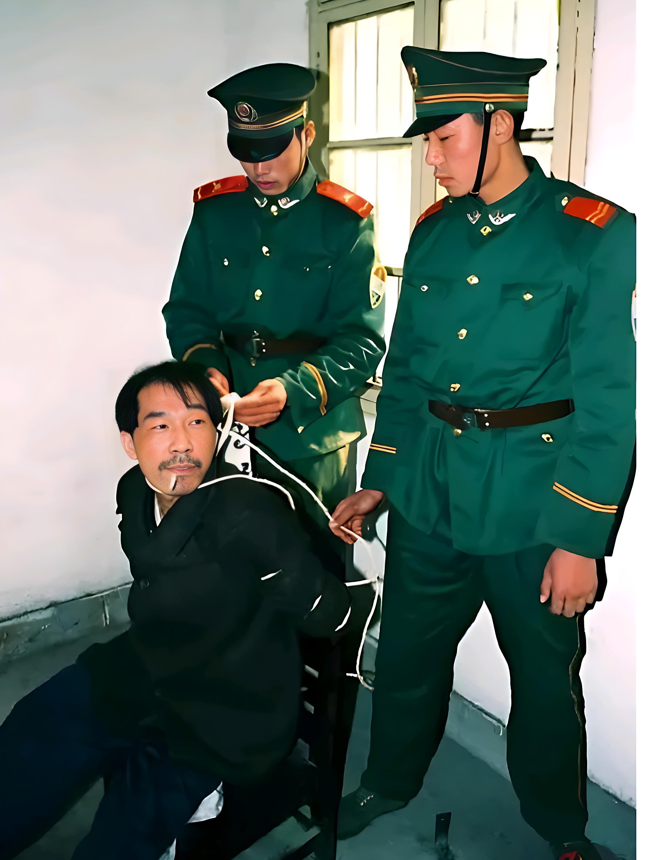他身负多条人命被围捕时持枪拒捕右腿被警方击断致残却毫无悔意竟