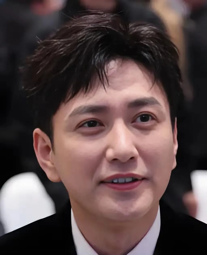 央1正在热播《浴血荣光》,饰演伟人的演员是王仁君,这山东大汉,1米82