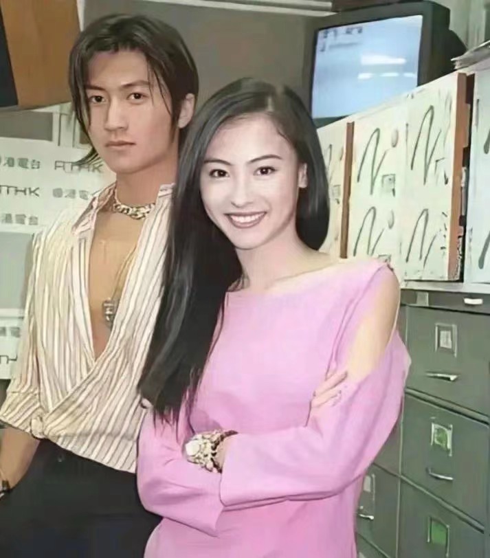 一次,谢贤问谢霆锋:"王菲大你十几岁,你喜欢她什么?