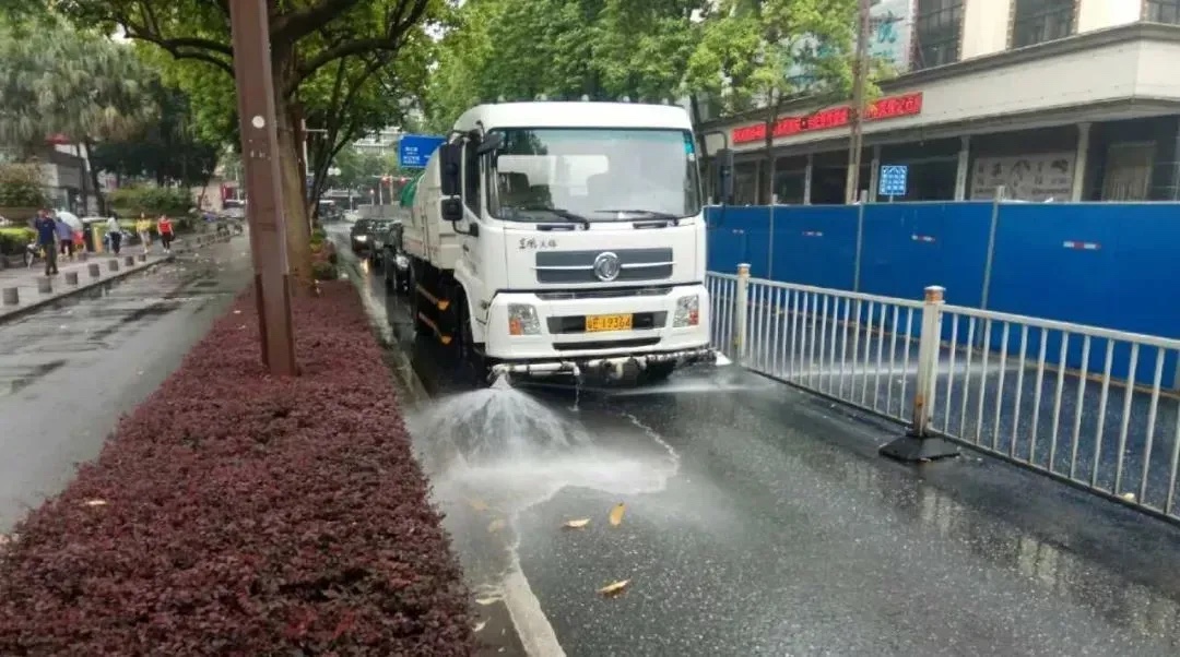 环卫车清扫车冬天喷水图片城市洒水车作业环卫洒水洒水车施工围挡图片