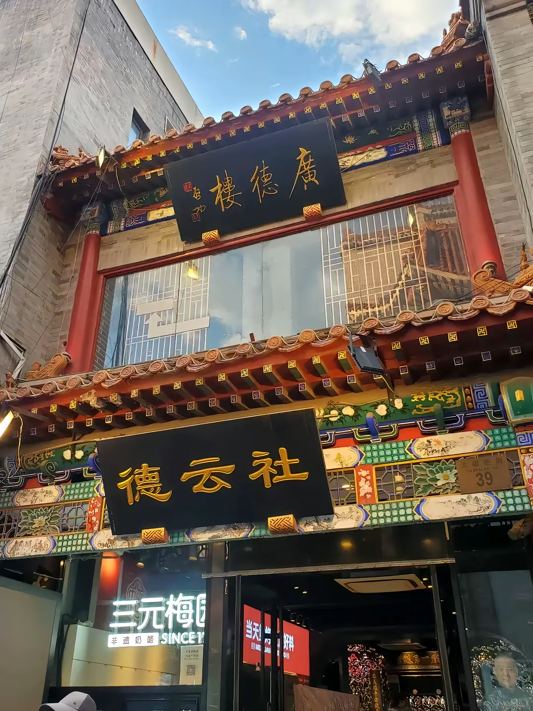 带着孩子去的,买的第一排,因为没有明星大腕,不是很贵