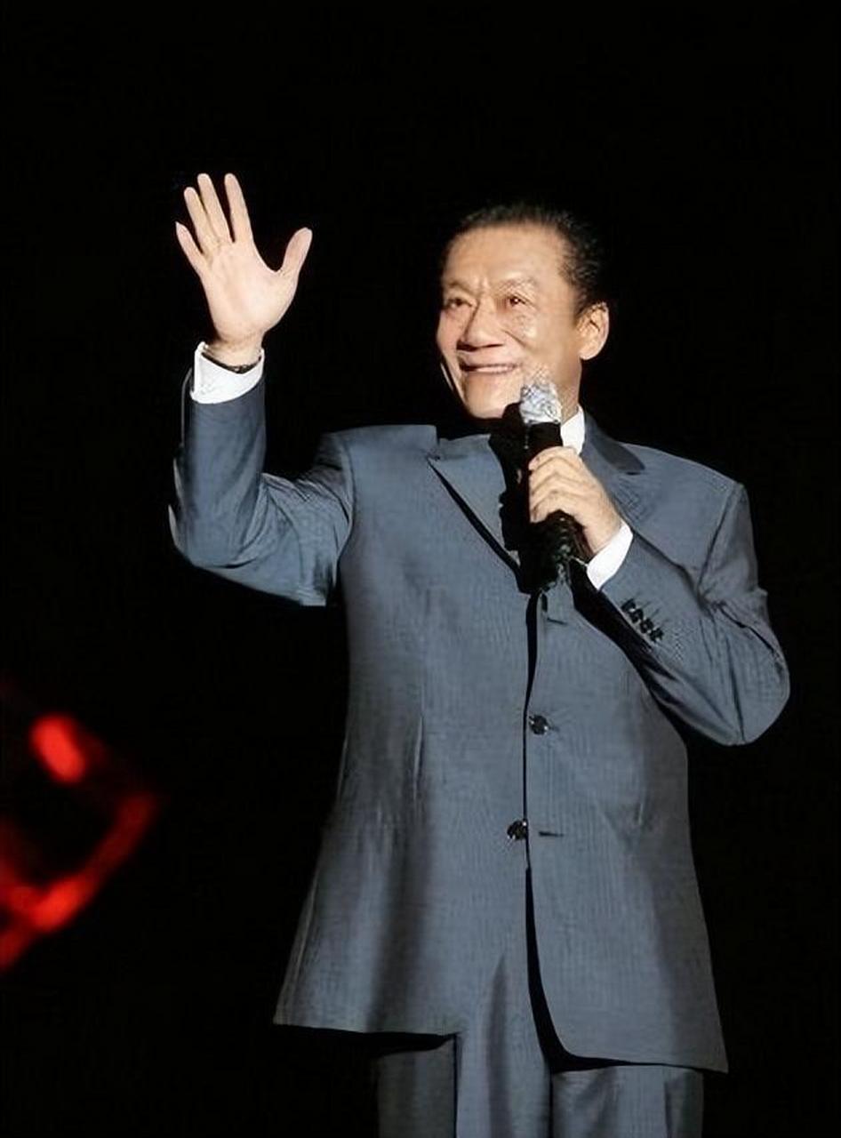相声大师常宝华说,侯耀文这个人,胆子大,一开始他还没有买车,就想摸车