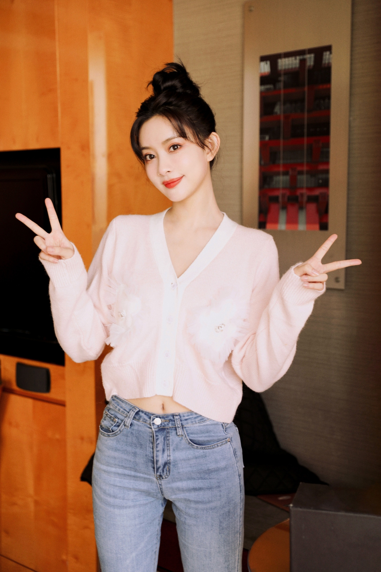 8月2日,孟子义帮张若昀宣传新电影时转发文案不小心复制了张若昀请她