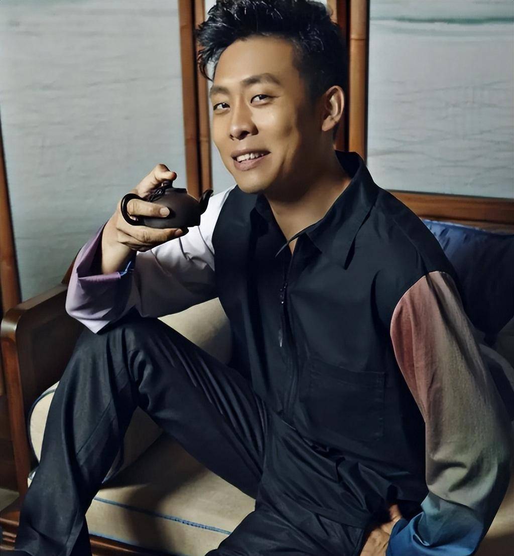 披着米色的披肩,一头半永久的慵懒大波浪发型,妥妥张译图片张译张译