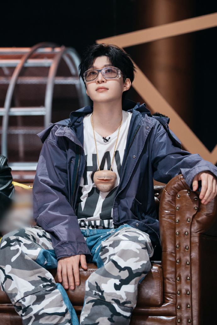 有八卦媒体曝光了范丞丞和朋友们吃饭的视频,视频里,范丞丞跟一个