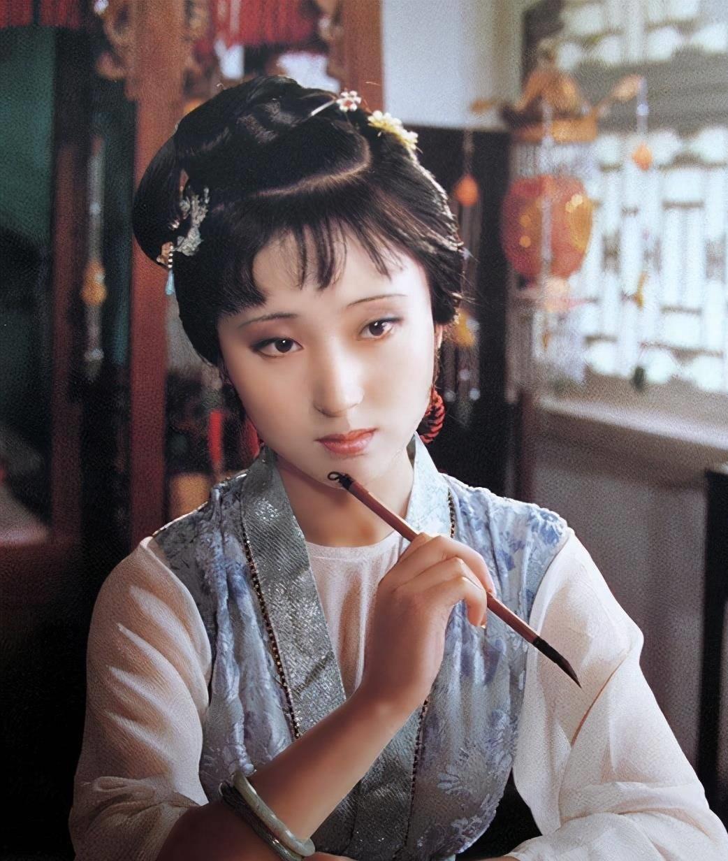 演员陈晓旭的姑姑说,那一年的五月十三号,早上六点,我给陈晓旭弄了一