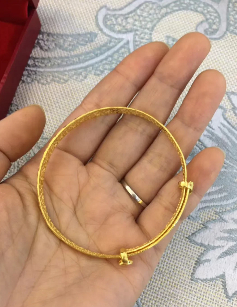 昨天我去买了个金镯子,重量40克,花了我28000多块钱.今天我就戴上了.