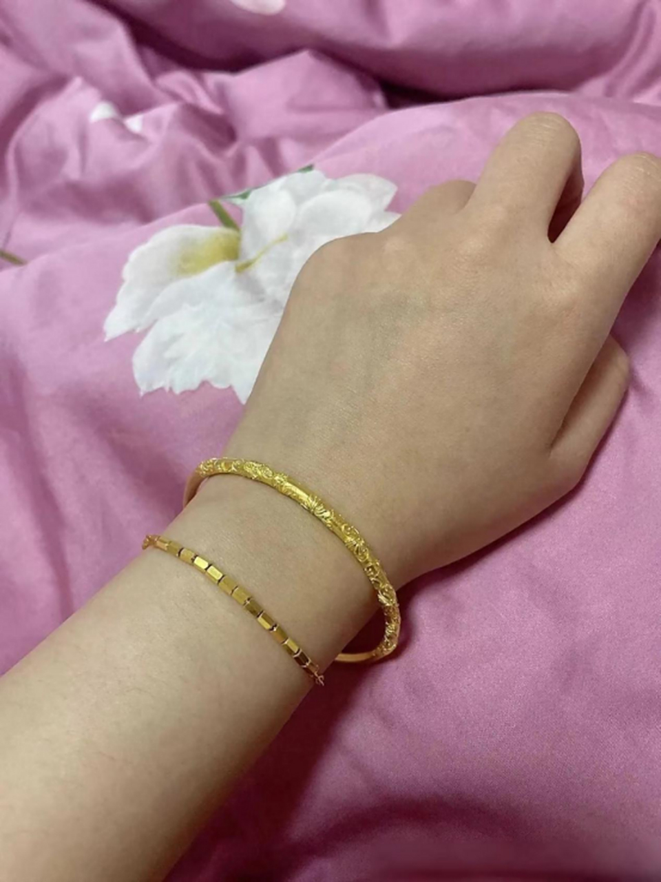 不要再选实心黄金镯子啦! 好多人喜欢实心的,觉得沉甸甸的,大气.