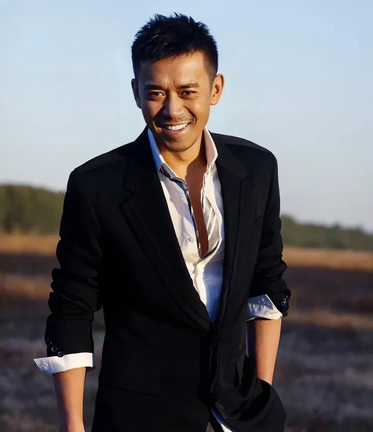 他的第一任妻子是冯钰棋,是甘肃兰州的时装模特,长得有点像演员王珞丹
